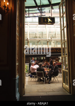 Gli uomini in abiti di bere tavolo esterno Londra Foto Stock