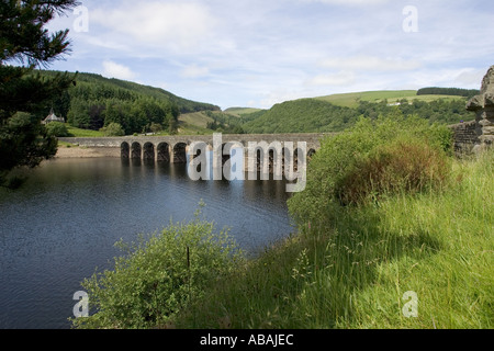 Viadotto per il traffico stradale a Garreg ddu serbatoio portato originariamente una linea ferroviaria Elan Valley Galles Centrale Foto Stock