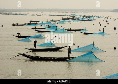 Barche da pesca impostare le loro larve di gamberi ( RFI ) reti nel fiume Shibsha , Bangladesh . Foto Stock