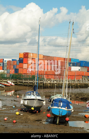 Eling Hampshire Southern England Regno Unito Regno Unito. Ingresso da Southampton acqua. Contenitori. Foto Stock