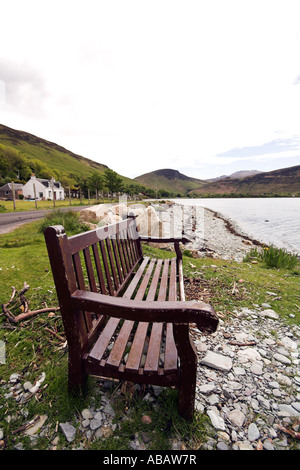 Panca a guardare la vista costiera, Lochranza, Arran, costa ovest della Scozia, Regno Unito Foto Stock