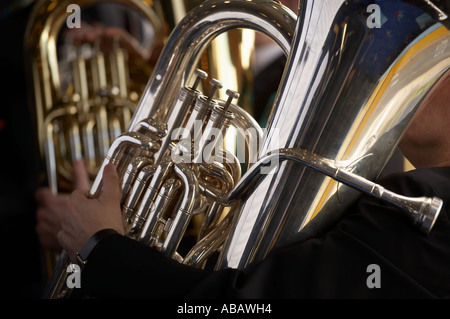 Tubista IN BRASS BAND Foto Stock