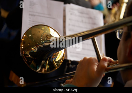 TROMBONE PLAYER nella banda di ottoni Foto Stock