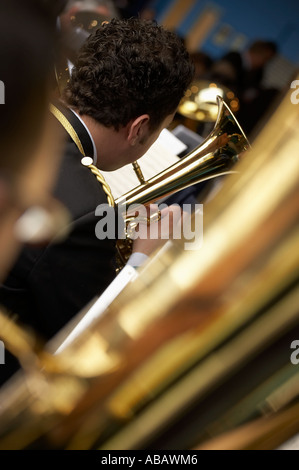 Tubista IN BRASS BAND Foto Stock