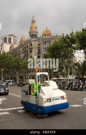 Barcellona. Paseo de Gracia. Città dipartimento di igiene. Mantenere pulita la citta' Campagna. Edificio in background è Casa Morera. Foto Stock