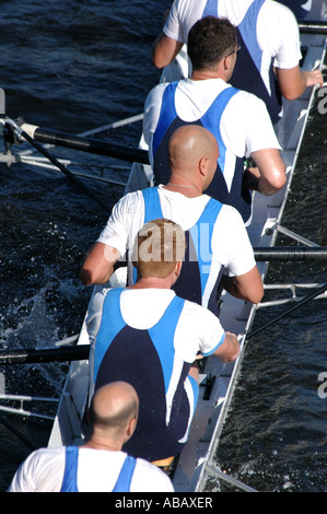 Il team di canottaggio canottaggio avanti avanti durante una corsa in barca sul fiume Moldava a Praga, nella Repubblica ceca il 24 settembre 2006 Foto Stock