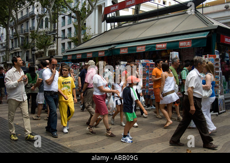 Spagna. Barcellona. Las Ramblas. Affollato di turisti e amanti dello shopping. Notizie classica stand in background Foto Stock