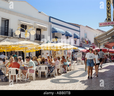 Il Portogallo, Algarve, Lagos, ristorante , tavoli all aperto a pranzo Foto Stock