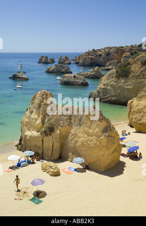 Rock fornations su Praia do Vau beach, Algarve, PORTOGALLO Foto Stock