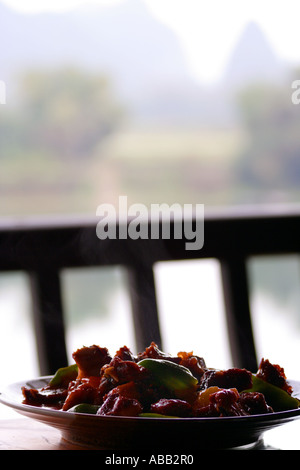 Dolce e aspro di maiale, cucina Cinese presso un ristorante nel villaggio di Liugong, Yangshuo, Cina Foto Stock