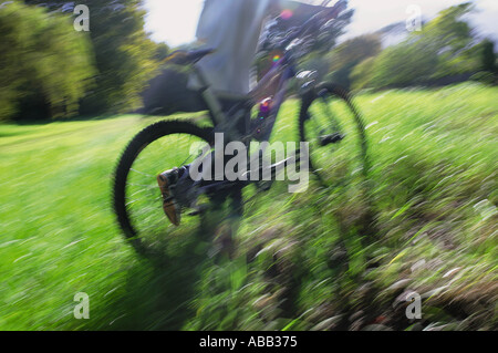 L'uomo spingendo bike Foto Stock