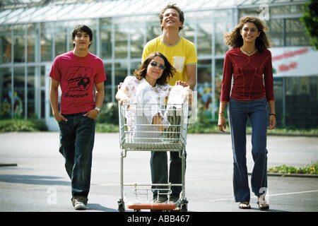 Gli adolescenti con carrello della spesa Foto Stock