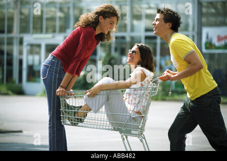 Gli adolescenti con carrello della spesa Foto Stock