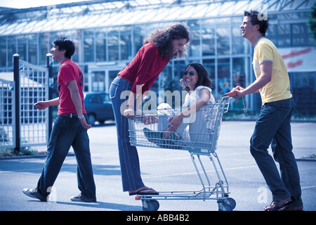 Gli adolescenti con carrello della spesa Foto Stock