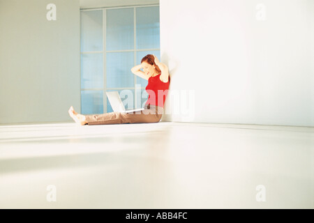 Overjoyed donna con notebook Foto Stock