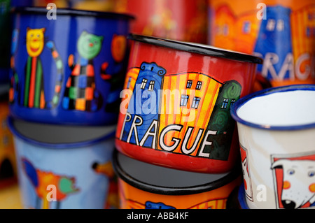Praga, Mug In vendita In Tourist Regali Foto Stock