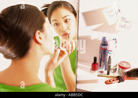 Ragazza adolescente applicando lucidalabbra Foto Stock