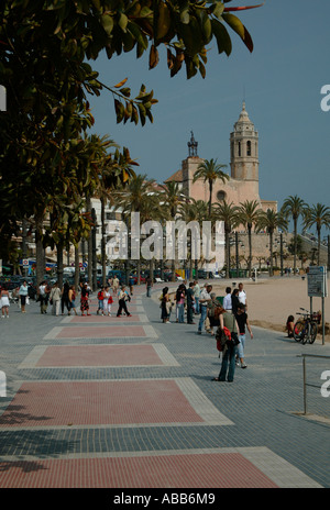 La passeggiata sul lungomare che guarda verso la Chiesa Parrocchiale Esglesia Parroquial Sitges Costa Dorada Catalunya Spagna Europa Foto Stock