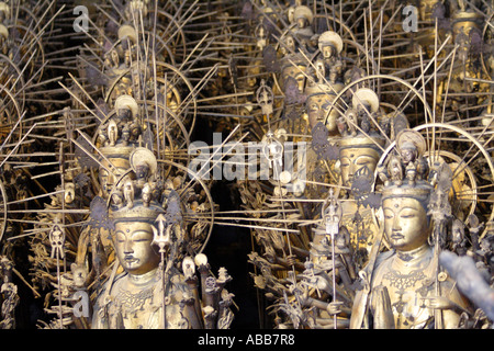 Statue di Buddha all'interno del tempio Sanjusangendo, Kyoto, Giappone Foto Stock