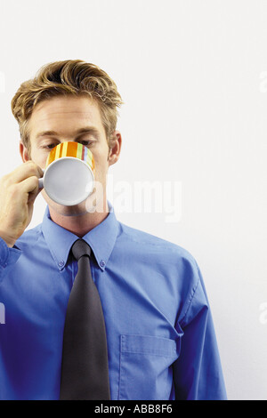 Imprenditore bevendo una tazza di tè Foto Stock