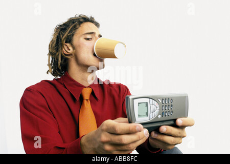 Imprenditore con caffè e cellulare Foto Stock