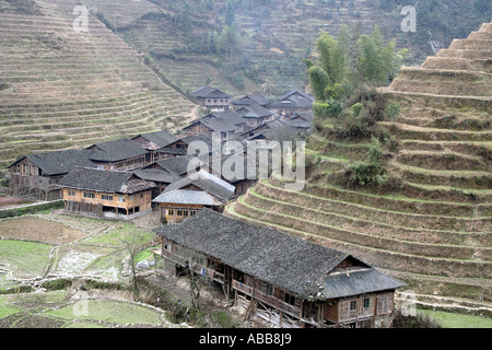 Longsheng, Cinese risaie a terrazze e case tradizionali di Longji Dragon Backbone vicino a eseguire il ping di un villaggio della provincia di Guangxi Foto Stock