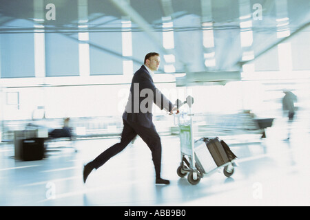 Imprenditore precipitando nel terminal dell'aeroporto Foto Stock