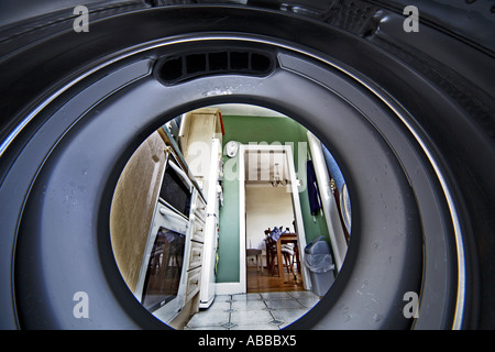 Angolazione inusuale immagine concettuale rappresentato dall'interno di una macchina di lavaggio (continuazione). Foto Stock