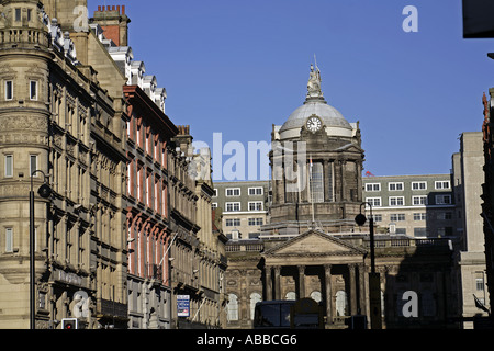 Vista del Municipio di Liverpool costruito nella metà del diciottesimo C da John Wood Liverpool Regno Unito guardando giù Castle Street Foto Stock