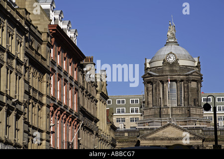 Vista del Municipio di Liverpool costruito nella metà del diciottesimo C da John Wood Liverpool Regno Unito guardando giù Castle Street Foto Stock