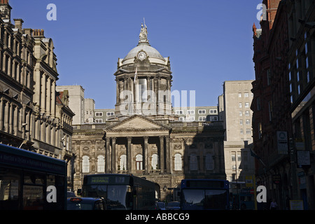 Vista del Municipio di Liverpool costruito nella metà del diciottesimo C da John Wood Liverpool Regno Unito guardando giù Castle Street Foto Stock