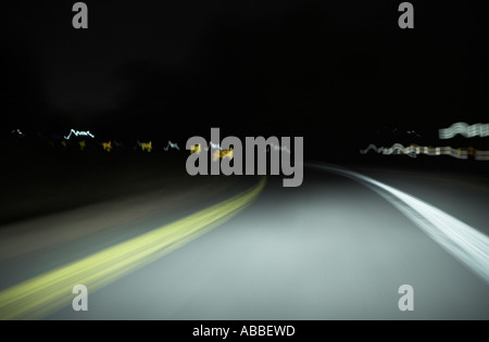 La sezione di forma curva autostrada di notte e le linee di colore giallo Foto Stock