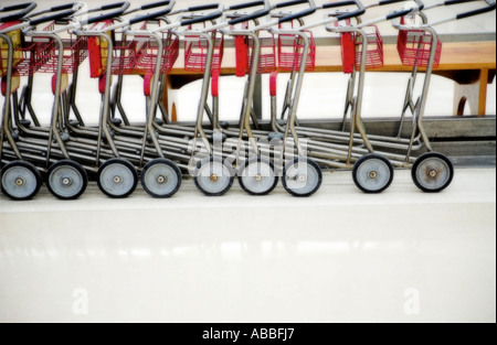 Carrelli per bagagli impilati insieme all'aeroporto Foto Stock