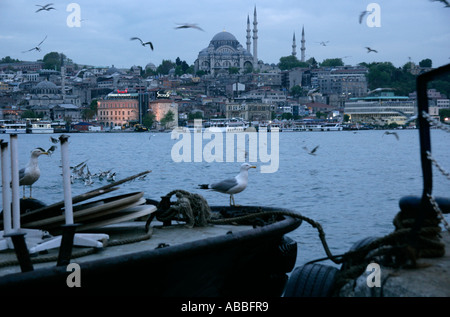 Vista ATTRAVERSO IL GOLDEN HORN per la moschea di Suleymaniye, ISTANBUL, Turchia Foto Stock