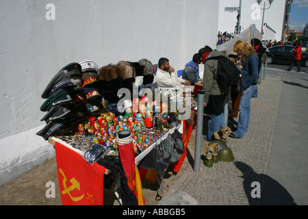 Souvenir militari Checkpoint Charlie Berlino Germania Foto Stock