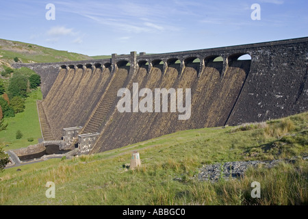 Il più grande della valle di Elan dighe è Claerwen dam aperto nel 1952 56m alto e 156m di lunghezza Foto Stock