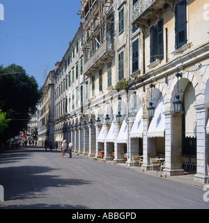 Guardando lungo il bellissimo arcuata di Liston colonnato in pietra con persiane bianche tra archi a Corfu Grecia Foto Stock