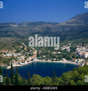 Una veduta aerea della baia e il porto con le barche attraccate al quayside Assos l'isola di Cefalonia le isole greche - Grecia Foto Stock