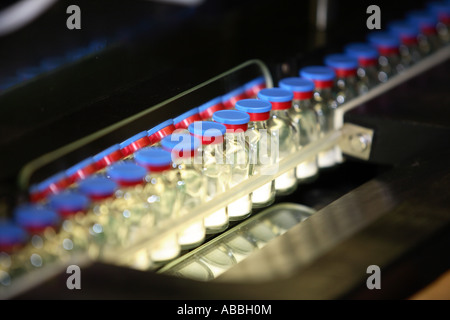 La produzione di massa di fiale in una fabbrica di linea di assemblaggio Foto Stock