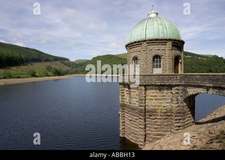 Foel torre a Garreg ddu serbatoio controlla il flusso di acqua di Birmingham Elan Valley Galles Centrale Foto Stock