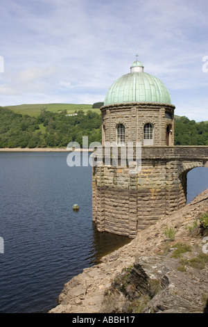 Foel torre a Garreg ddu serbatoio controlla il flusso di acqua di Birmingham Elan Valley Galles Centrale Foto Stock