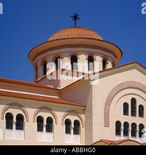 San Gerasimos Monastery particolare di finestre ad arco in pareti beige con la cupola e il tetto di terracotta con l'isola di Cefalonia Isole greche Foto Stock