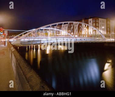Il James Joyce Bridge sul fiume Liffey a Dublino Irlanda progettato dal famoso architetto Santiago Calatrava a crepuscolo2006 Foto Stock