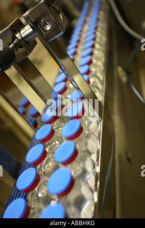 La produzione di massa di fiale in una fabbrica di linea di assemblaggio Foto Stock