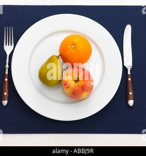 Arancione, pera, mela dieta su piastra Foto Stock