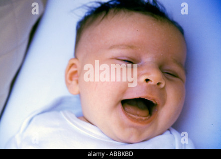 5 settimana Baby girl ridere Foto Stock
