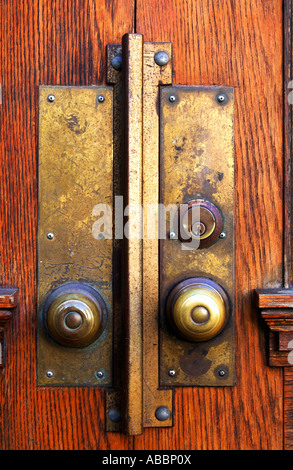 Porta in legno antico manopola mistero fantasy texture vecchia piastra in ottone Foto Stock