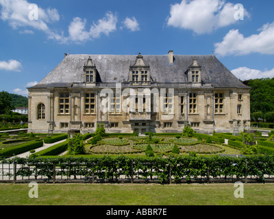 Vista frontale del XVI secolo castello rinascimentale di Joinville con parte di esso s famoso giardino regione Champagne Francia Foto Stock