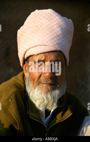 Ritratto leggermente uomo sorridente indossando turbante bianco e la barba folta Nawalgarh Rajasthan in India Foto Stock