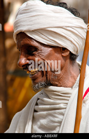 Un uomo vestito con un abito con un buffo cappello e Ombrello giapponese  Sakura Matsura un giapponese street fair in Washington DC Foto stock - Alamy